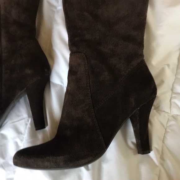 Lightly used brown suede boots - Picture 3 of 6